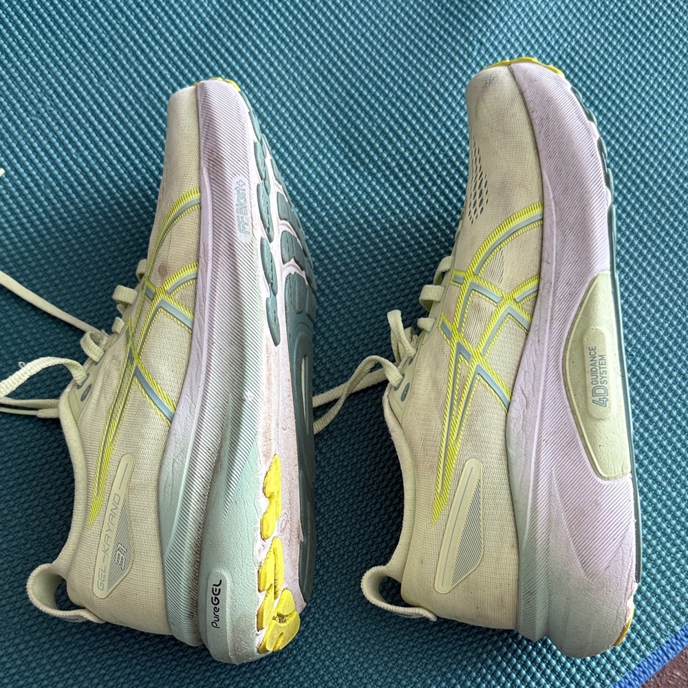 Asics Women’s size 8 Gel Kayano 31, yellow and white